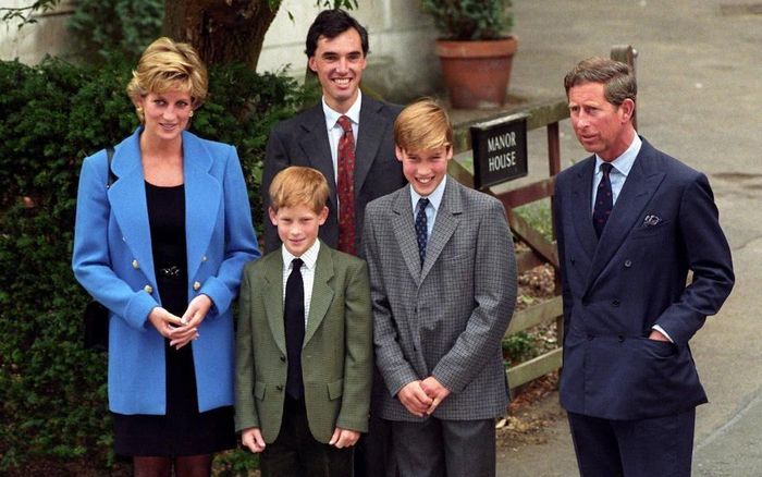 Eton College cũng là ngôi trường Thái tử Anh William, Hoàng tử Harry hay nhiều chính trị gia, nghệ sĩ nổi tiếng Anh từng theo học. Trường dành cho nam sinh từ 13 đến 18 tuổi và tiếp nhận khoảng 270 học sinh mỗi năm học. Học phí tại Eton trong năm học 2025-2026 là 63.298,80 bảng Anh (khoảng 2,2 tỷ đồng), theo CNN. Ảnh: PA.