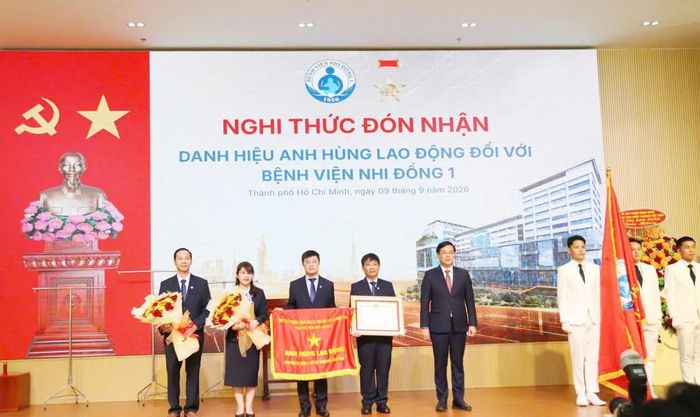 Bệnh viện Nhi đồng 1 đón nhận danh hiệu Anh hùng Lao động. Ảnh: P.T.
