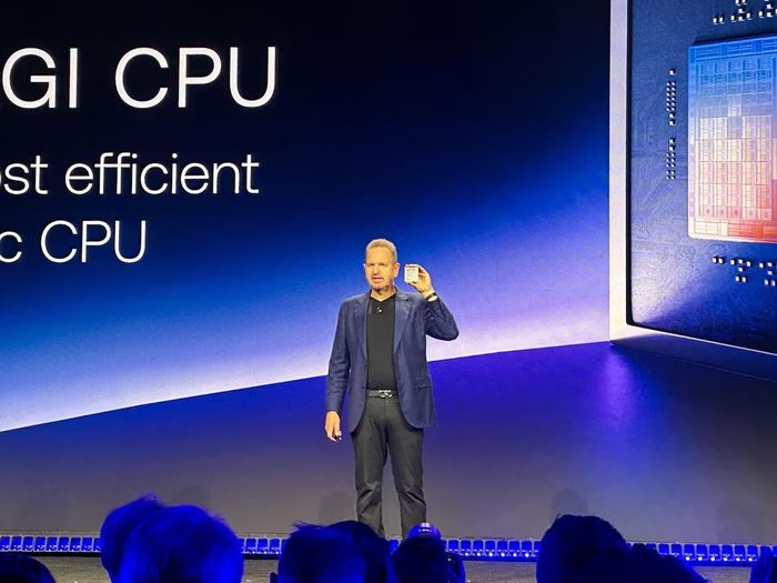 CEO Arm Holdings, Rene Haas, giơ cao bộ xử lý trung tâm AGI của công ty trong một sự kiện ở San Francisco, California (Mỹ) vào tháng 3. Ảnh: Reuters.