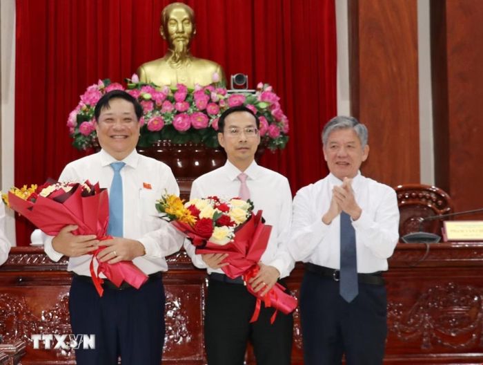 Ông Ngô Chí Cường (bên phải), Ủy viên Ban Chấp hành Trung ương Đảng, Bí thư Tỉnh ủy, Chủ tịch HĐND tỉnh Đồng Tháp tặng hoa chúc mừng tân Chủ tịch UBND tỉnh Nguyễn Thanh Nhàn (giữa) và tân Phó tổng Thanh tra Chính phủ Phạm Thành Ngại. Ảnh: Hữu Chí/TTXVN.