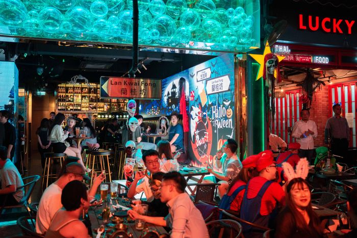 Khu vực quán bar, nhà hàng tại Lan Quế Phường đông nghịt khách về đêm.