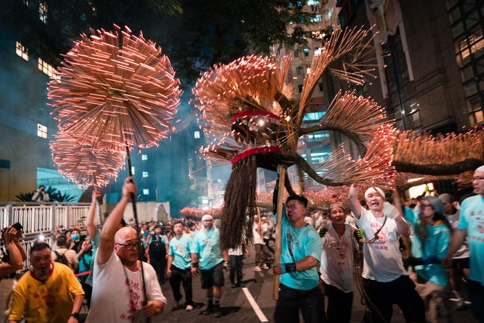 Tại lễ hội múa Rồng lửa Tai Hang, du khách được tận mắt chứng kiến di sản văn hóa sống động giữa lòng thành phố.