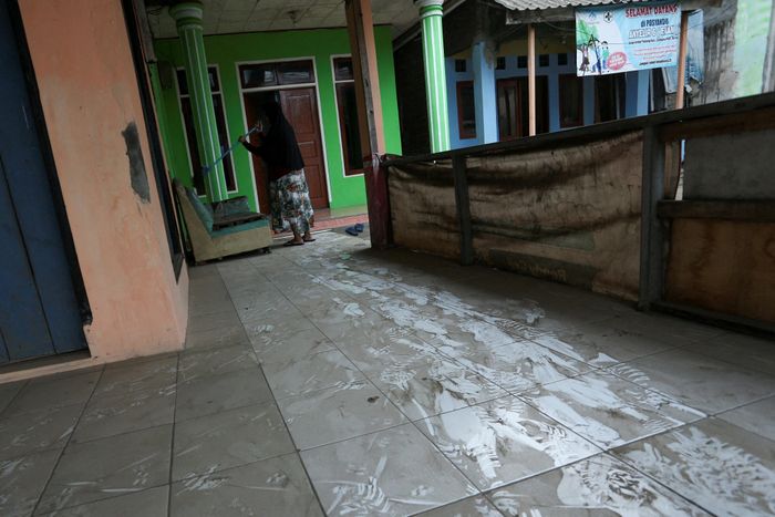 Núi lửa phun trào và tro bụi phủ đầy các khu dân cư xung quanh tại tỉnh Banten (Indonesia) ngày 6/9. Ảnh: Reuters.