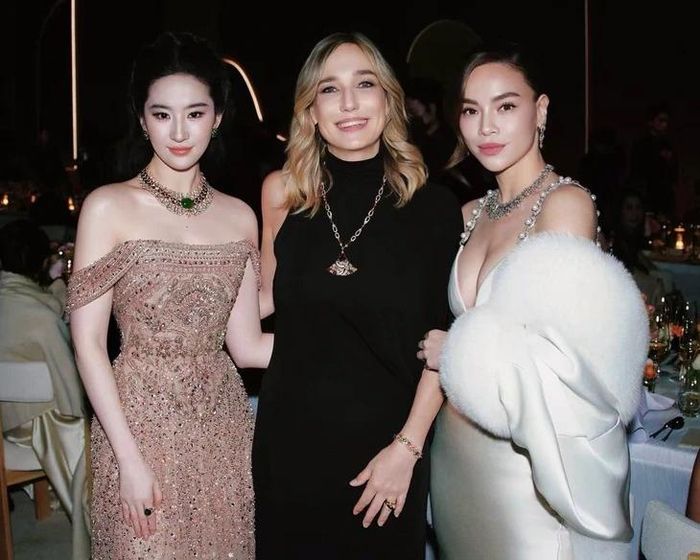 Bức ảnh chụp chung giữa Lưu Diệc Phi và Hồ Ngọc Hà tại sự kiện trở thành tâm điểm tranh luận. Ảnh: FB Hồ Ngọc Hà.