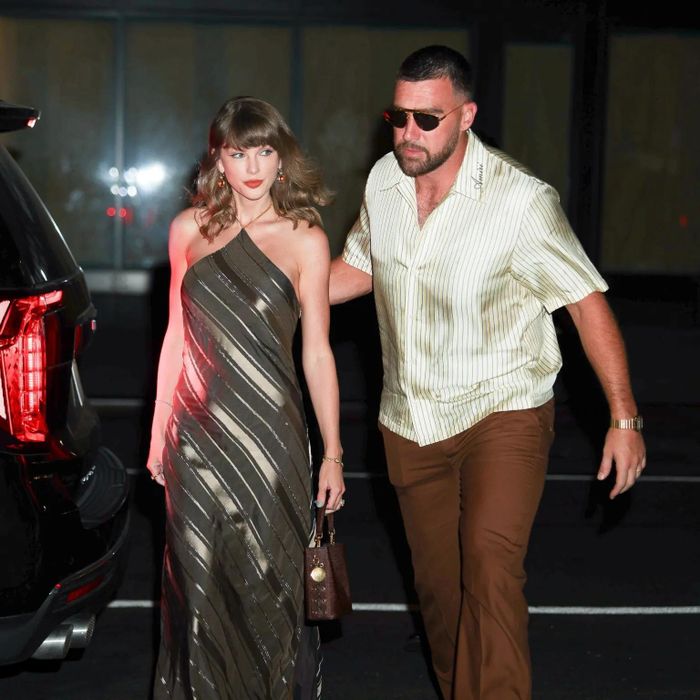 Taylor Swift và Travis Kelce hẹn hò lãng mạn tại thành phố New York vào cuối tuần qua. Ảnh: Backgrid.