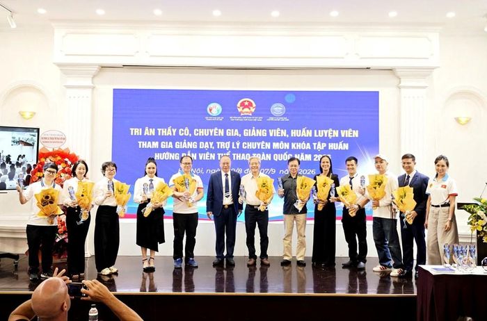 Trao kỉ niệm chương cho các giảng viên, chuyên gia tham dự chương trình đào tạo