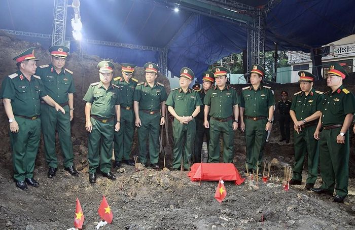 Trung tướng Lê Xuân Thế, Tư lệnh Quân khu 7; Trung tướng Trần Vinh Ngọc, Chính ủy Quân khu 7 và đoàn công tác kiểm tra vị trí phát hiện rãnh mộ hài cốt liệt sĩ. Ảnh: Báo điện tử Quân khu 7