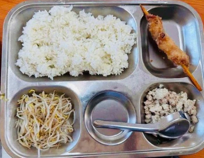 Khay cơm bán trú được cho là có giá 40.000 đồng tại Trường Tiểu học Trung Giã B. Ảnh: Phụ huynh cung cấp