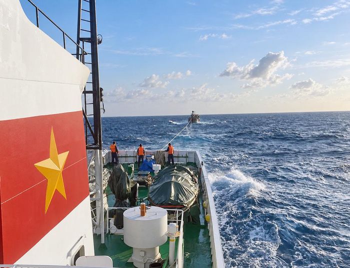Tàu 467 lai kéo tàu cá cùng các ngư dân về bờ