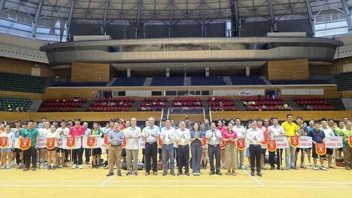 Ban tổ chức trao cờ lưu niệm cho các đội tham dự giải