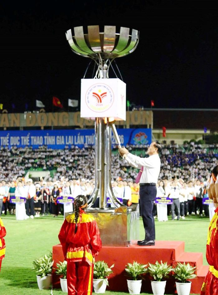Ông Thái Đại Ngọc, Bí thư Tỉnh ủy Gia Lai thắp sáng đài lửa Đại hội TDTT tỉnh Gia Lai lần thứ I năm 2026