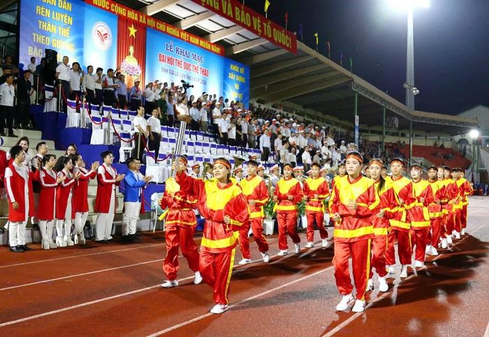 Ngọn đuốc thiêng được 21 VĐV xuất sắc tiêu biểu, đại diện cho tuổi trẻ và sức mạnh thể thao tỉnh Gia Lai truyền tay nhau tiến vào lễ đài
