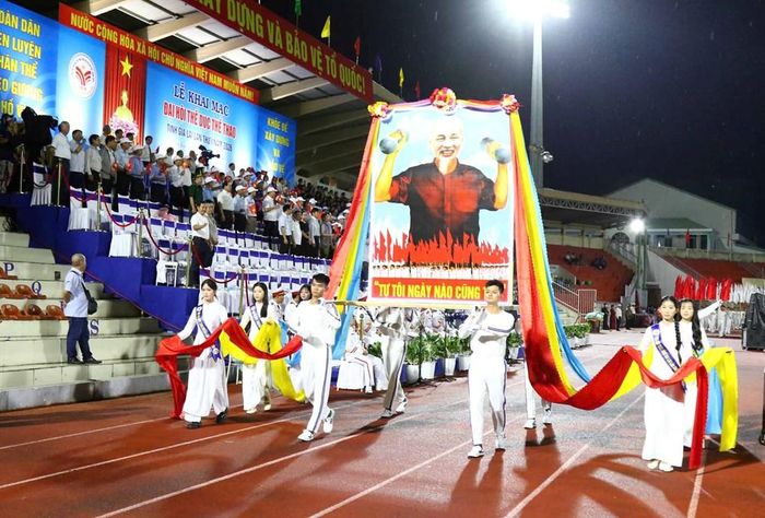 Khối rước chân dung Chủ tịch Hồ Chí Minh
