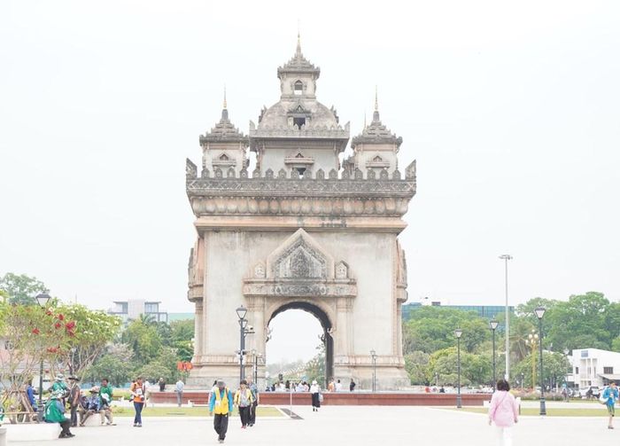 Khải hoàn môn Patuxai nằm giữa trục đường chính của con đường đẹp nhất Thủ đô Viêng Chăn, Lào. Ảnh: TTXVN