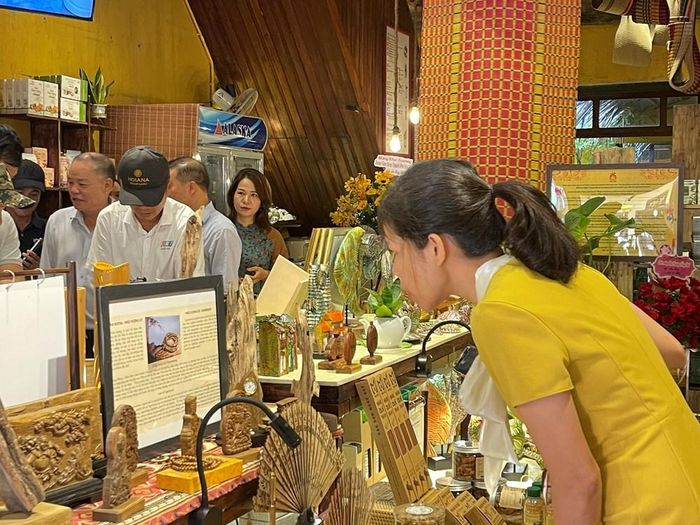 Du khách tham quan Trung tâm OCOP tại Khu phố cổ Hội An