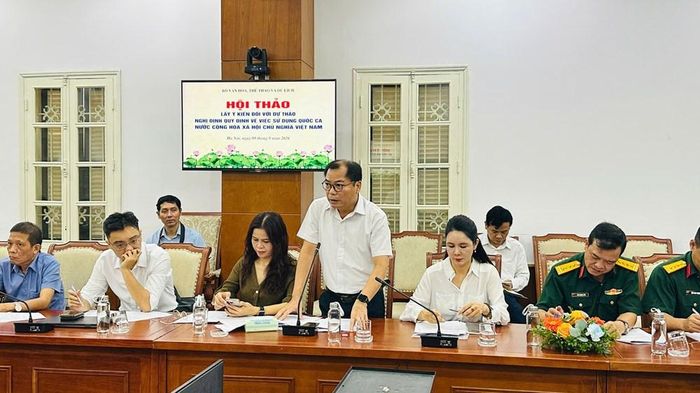 Ông Nguyễn Mạnh Khải, Phó Vụ trưởng Vụ Quốc phòng – An ninh, Bộ Quốc phòng góp ý tại Hội thảo