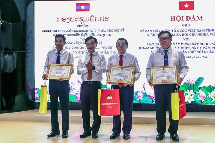 Ông Nguyễn Chiến Thắng tặng quà cho đại diện các tỉnh có đường biên giới chung với tỉnh Quảng Trị. Ảnh: TG