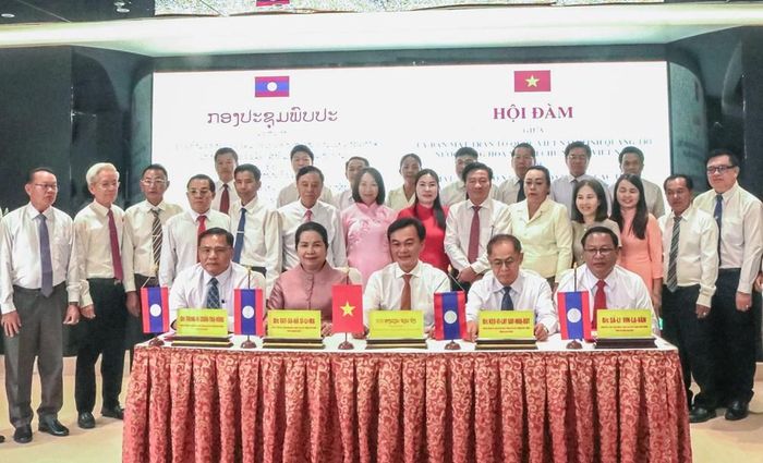 Đại diện Ủy ban MTTQ Việt Nam tỉnh Quảng Trị và Mặt trận Lào xây dựng đất nước các tỉnh Khăm Muồn, Sạ Vẳn Nạ Khệt, Sả Lạ Văn, Chăm Pa Sắc ký kết biên bản hợp tác. Ảnh: TG
