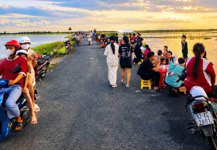 Mùa nước nổi về, người dân và trẻ em thường ra đồng ngắm cảnh