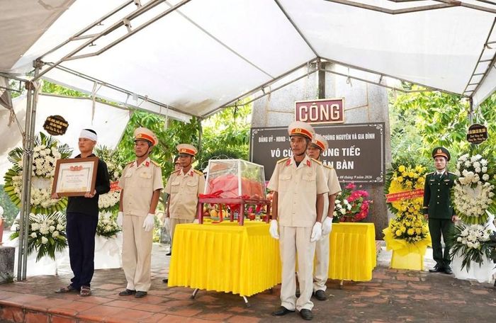 Lễ truy điệu và an táng hài cốt liệt sĩ Tạ Văn Bàn được thực hiện trang trọng theo nghi thức quân đội
