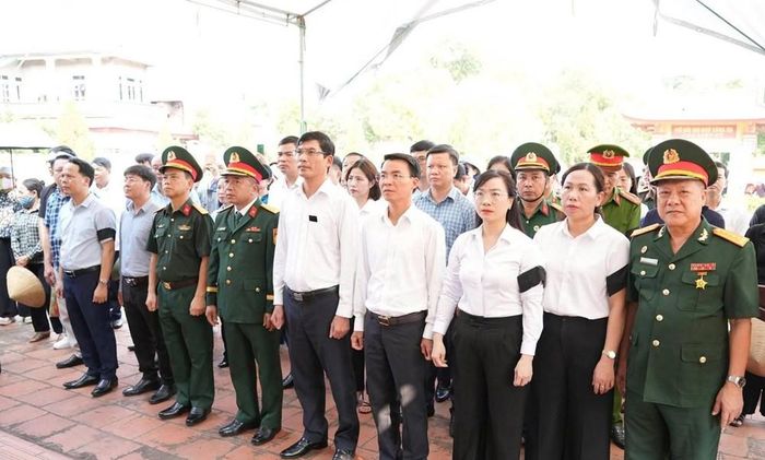 Các đại biểu, thân nhân liệt sĩ và nhân dân dâng hương, dâng hoa, dành phút mặc niệm tưởng nhớ công lao, sự hy sinh to lớn của liệt sĩ Tạ Văn Bàn