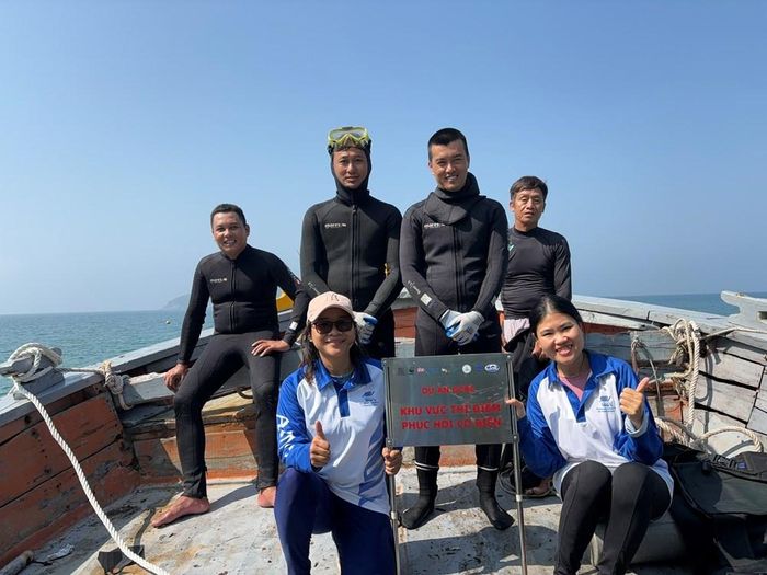 Cán bộ BQL Khu BTB Cù Lao Chàm cùng phối hợp dự án triển khai khảo sát trực tiếp tại hiện trường
