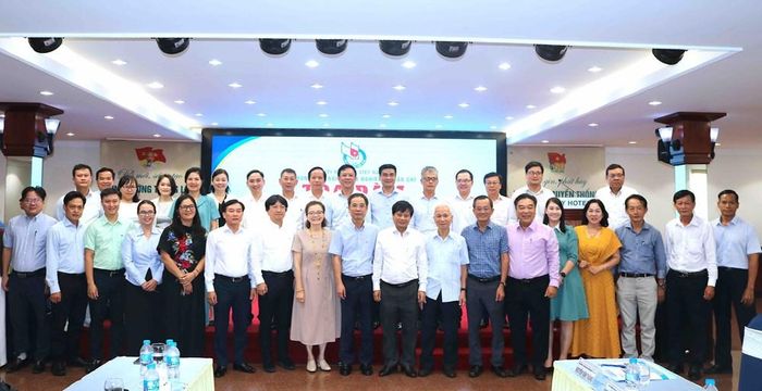 Ban tổ chức chụp ảnh lưu niệm cùng các đại biểu, khách mời tại Tọa đàm