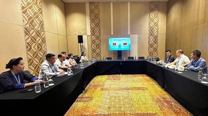 Đoàn đại biểu tỉnh Cao Bằng trao đổi bên lề hội nghị với Công viên địa chất Lạc Nghiệp - Phượng Sơn (Trung Quốc)