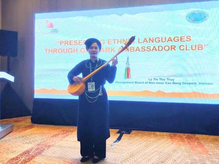 Đại diện BQL Công viên địa chất toàn cầu UNESCO Non nước Cao Bằng trình bày tham luận tại Hội nghị