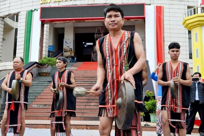 Nghệ nhân ưu tú A Thu là một trong hai nghệ nhân của Quảng Ngãi đủ điều kiện trình Hội đồng cấp Nhà nước xét tặng danh hiệu “Nghệ nhân nhân dân”