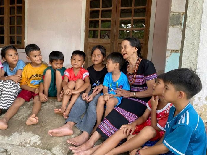 Nghệ nhân Đinh Thị Y trao truyền những làn điệu Hát Ta lêu và hát Ca chôi của người Hrê cho thế hệ trẻ