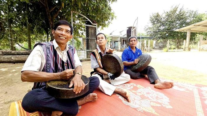 Hai nghệ nhân Đinh Văn Trui (đầu tiên bên trái) và Đinh Văn Ngược (ngồi giữa) đang trình diễn Chiêng ba