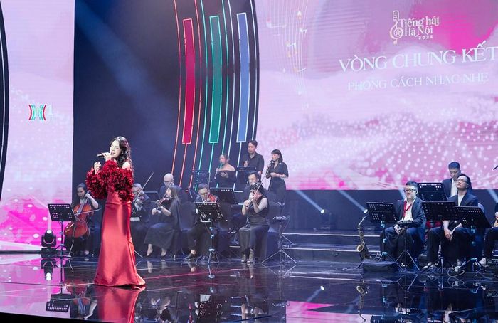 Phương Trinh trên sân khấu cuộc thi "Tiếng hát Hà Nội 2025"