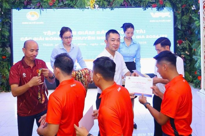 Các học viên được Ban tổ chức trao chứng nhận hoàn thành khóa học