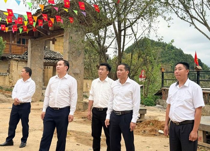 Lãnh đạo xã Lũng Cú thường xuyên kiểm tra, giám sát và nắm bắt tình hình xây dựng tại thôn Lô Lô Chải