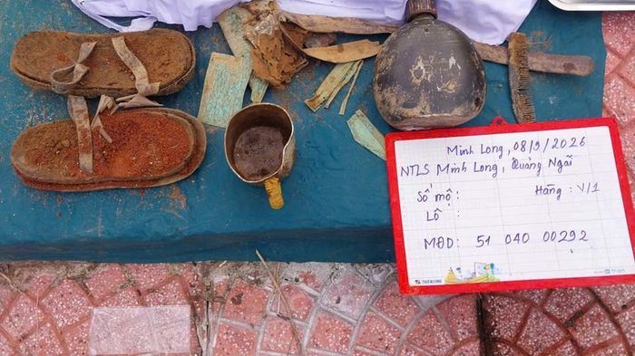 Chiếc bình đông cùng nhiều vật dụng cá nhân được tìm thấy trong phần mộ liệt sĩ tại Nghĩa trang Liệt sĩ Minh Long