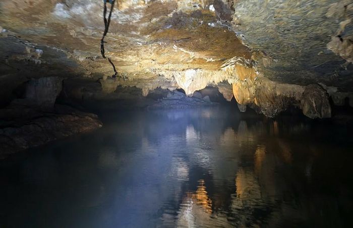 Hàng triệu nhũ đá sáng lấp lánh và phản chiếu xuống mặt nước tĩnh lặng như "dải ngân hà trong động"