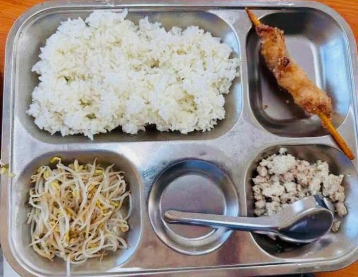 Khay cơm bán trú 40.000 đồng tại Trường Tiểu học Trung Giã B được phụ huynh phản ánh. Ảnh: Phụ huynh cung cấp.