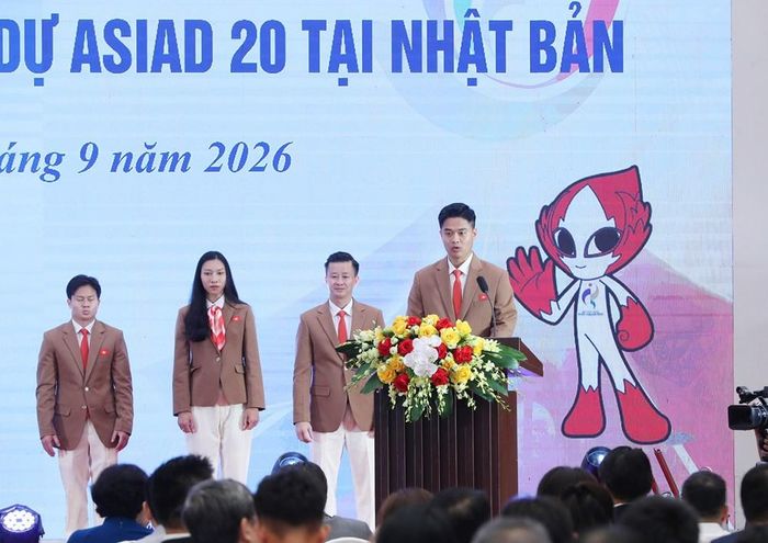 Xạ thủ Phạm Quang Huy phát biểu thể hiện quyết tâm của các vận động viên trước khi lên đường