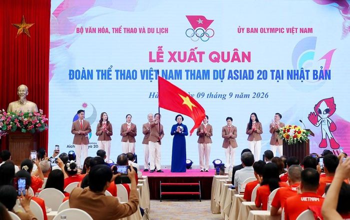 Phó Thủ tướng Phạm Thị Thanh Trà trao cờ cho Trưởng đoàn Nguyễn Hồng Minh