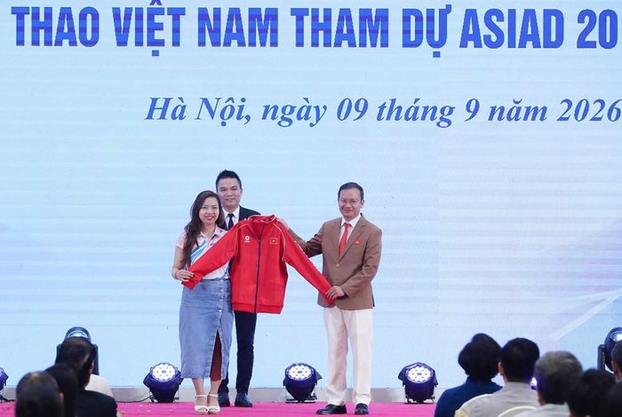 Nhà tài trợ trang phục - Tập đoàn Động Lực trao áo đồng phục cho Trưởng đoàn Nguyễn Hồng Minh