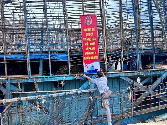 Lắp đặt khẩu hiệu tuyên truyền tại khu vực cảng cá