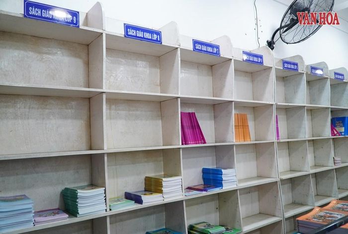 Các kệ sách giáo khoa gần như trống trơn. Ảnh: S.Thùy