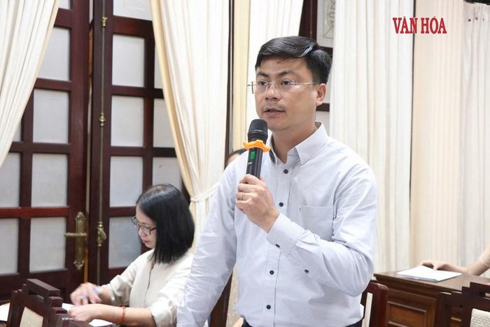 Ông Phạm Bá Thành, Chánh Văn phòng Sở GD&ĐT TP. Huế trả lời về tình hình thiếu sách giáo khoa trên địa bàn. Ảnh: S.Thùy
