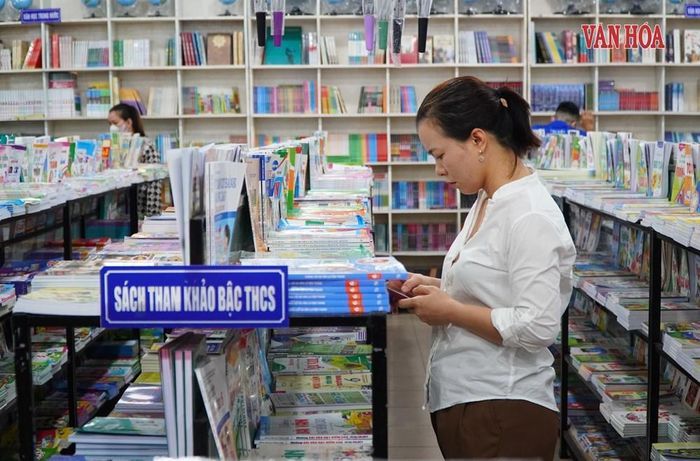 Phụ huynh tìm mua sách tham khảo tại một nhà sách. Ảnh: S.Thùy