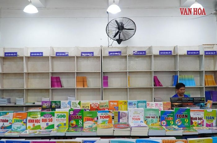Tại nhiều nhà sách, các loại sách tham khảo khá đa dạng nhưng sách giáo khoa các khối lớp thì khan hiếm vì không có nguồn cung. Ảnh: S.Thùy