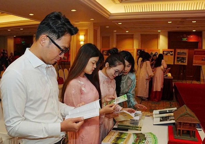 Kiều bào đọc các ấn phẩm về Chủ tịch Hồ Chí Minh