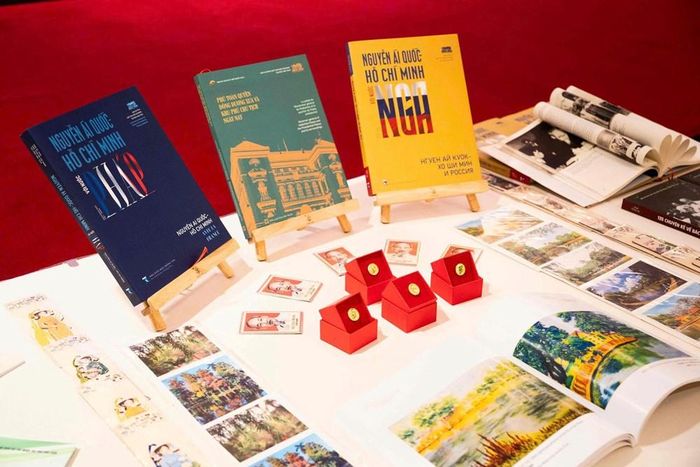 Các hình ảnh, hiện vật và tư liệu về Chủ tịch Hồ Chí Minh được trưng bày