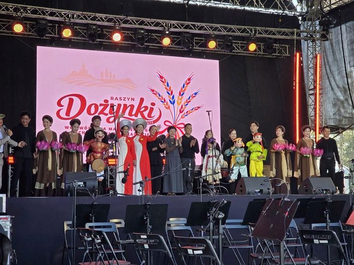 Nhà hát biểu diễn tại Lễ hội Mùa Gặt (Dożynki) tại Raszyn, tỉnh Mazowieckie