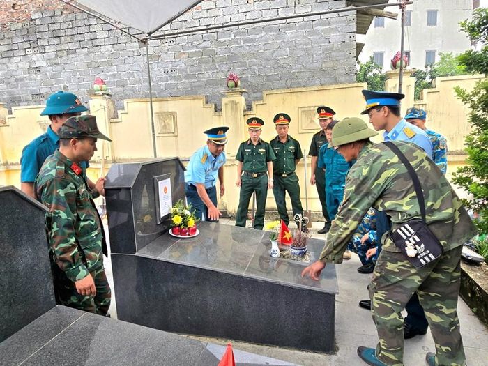 Cán bộ, chiến sĩ Trung đoàn 260 tính toán phương án tháo dỡ và tiến hành lấy mẫu